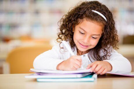 어린이의 창의적 글쓰기를 장려하는 7가지 방법