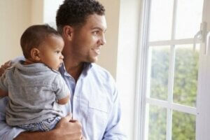 남성의 육아 휴직에 아기들 역시 큰 도움을 받고 있다