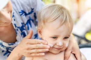 암에 걸린 어린이의 피부 보호하기: 자외선 차단제의 의무적인 사용