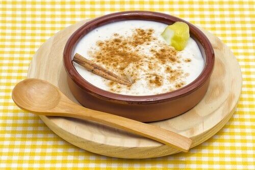 우유를 곁들인 밥