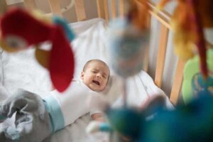 아기가 더 잘 잘 수 있도록 좋은 분위기를 조성하자