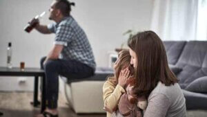 알코올 중독 부모님 밑에서 자란 아이들: 침묵의 피해자