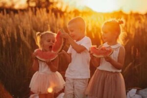 여름철 아이들을 위한 수분 공급 식단