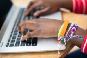 포르노를 보는 청소년