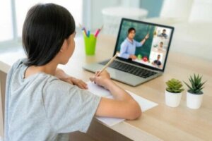 아이들이 온라인 수업에 집중할 수 있도록 돕는 방법